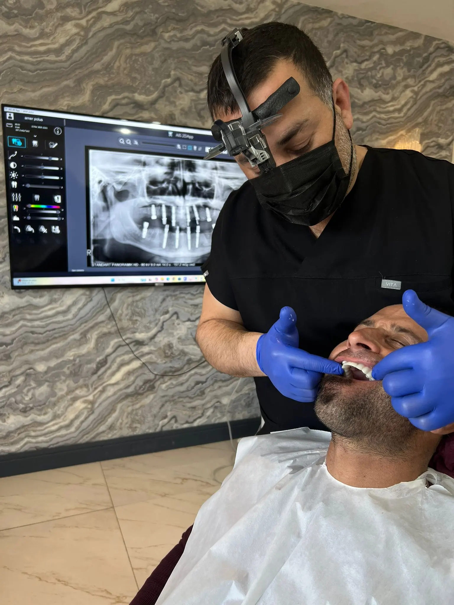 Von der Klinik bereitgestelltes Foto von Dr. Mustafa Emre Erdoğan