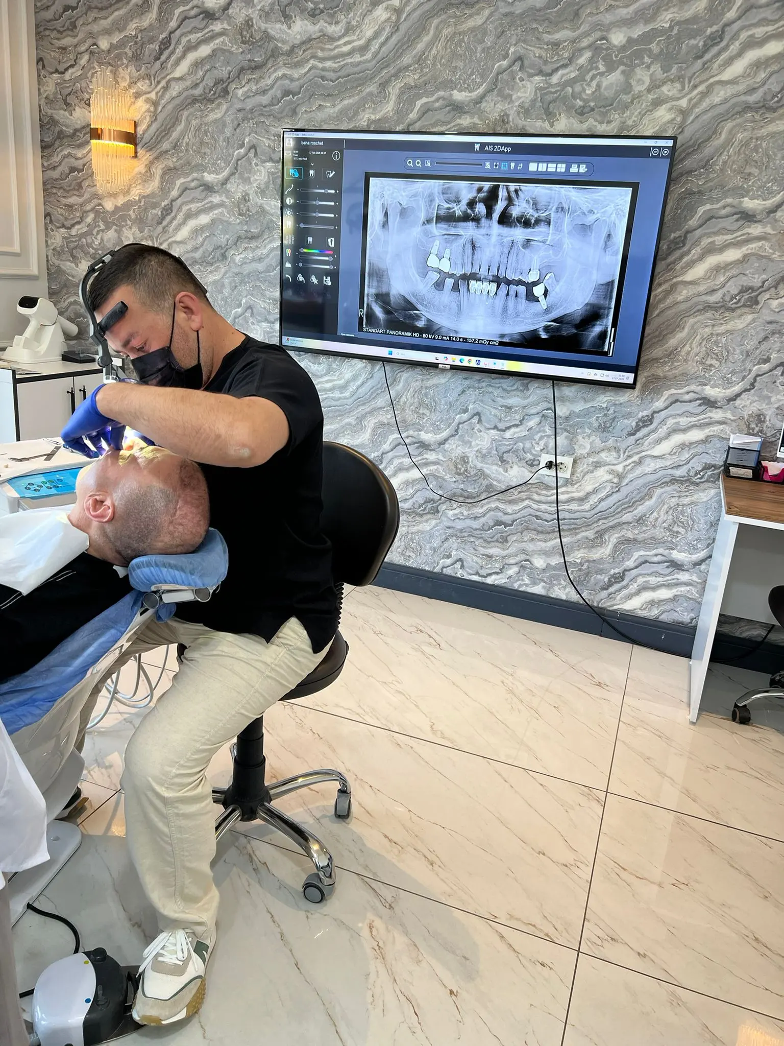 Von der Klinik bereitgestelltes Foto von Dr. Mustafa Emre Erdoğan