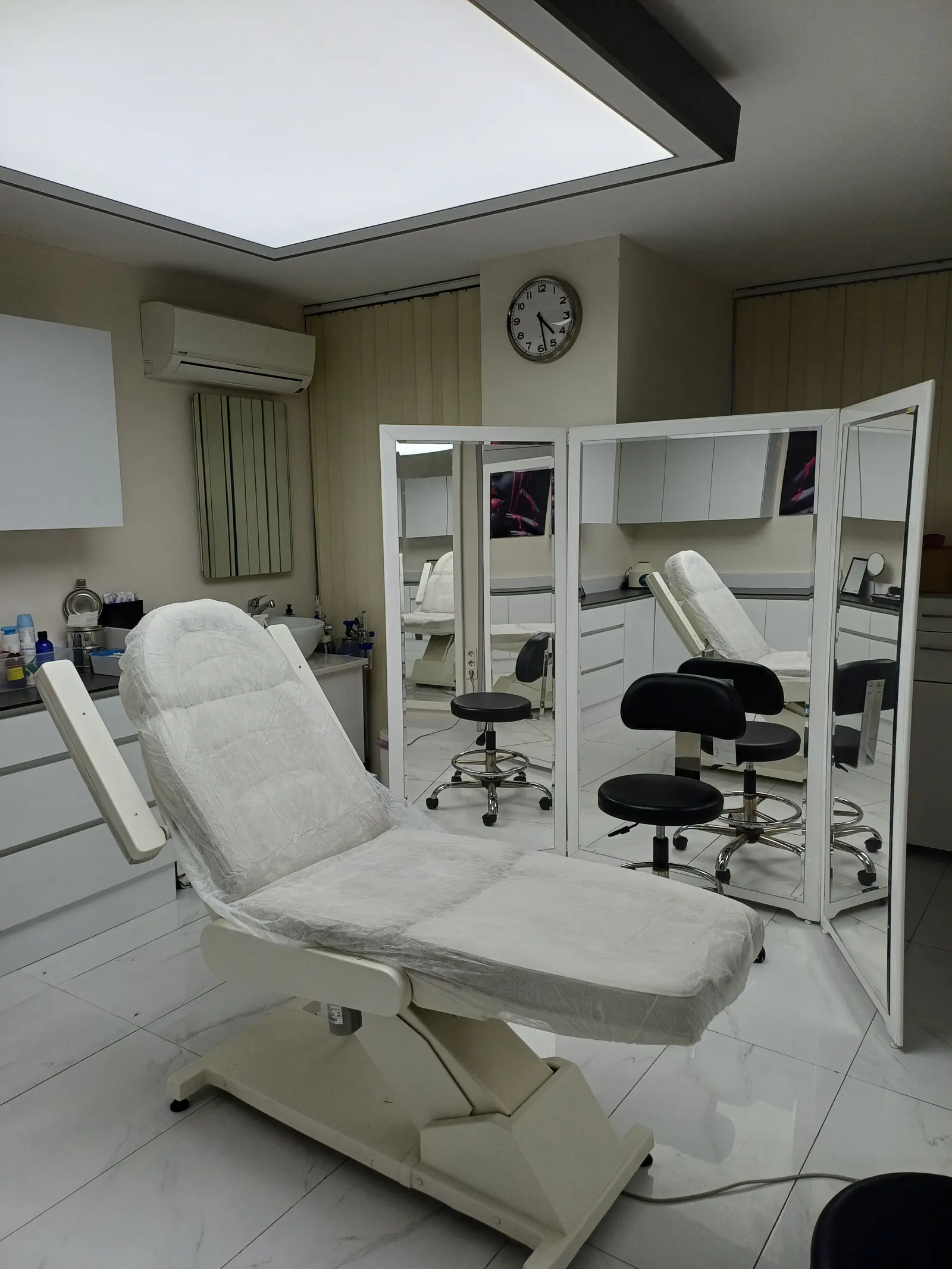 Clinic-provided photograph of Assoc. Prof. Dr Hakan Kerem