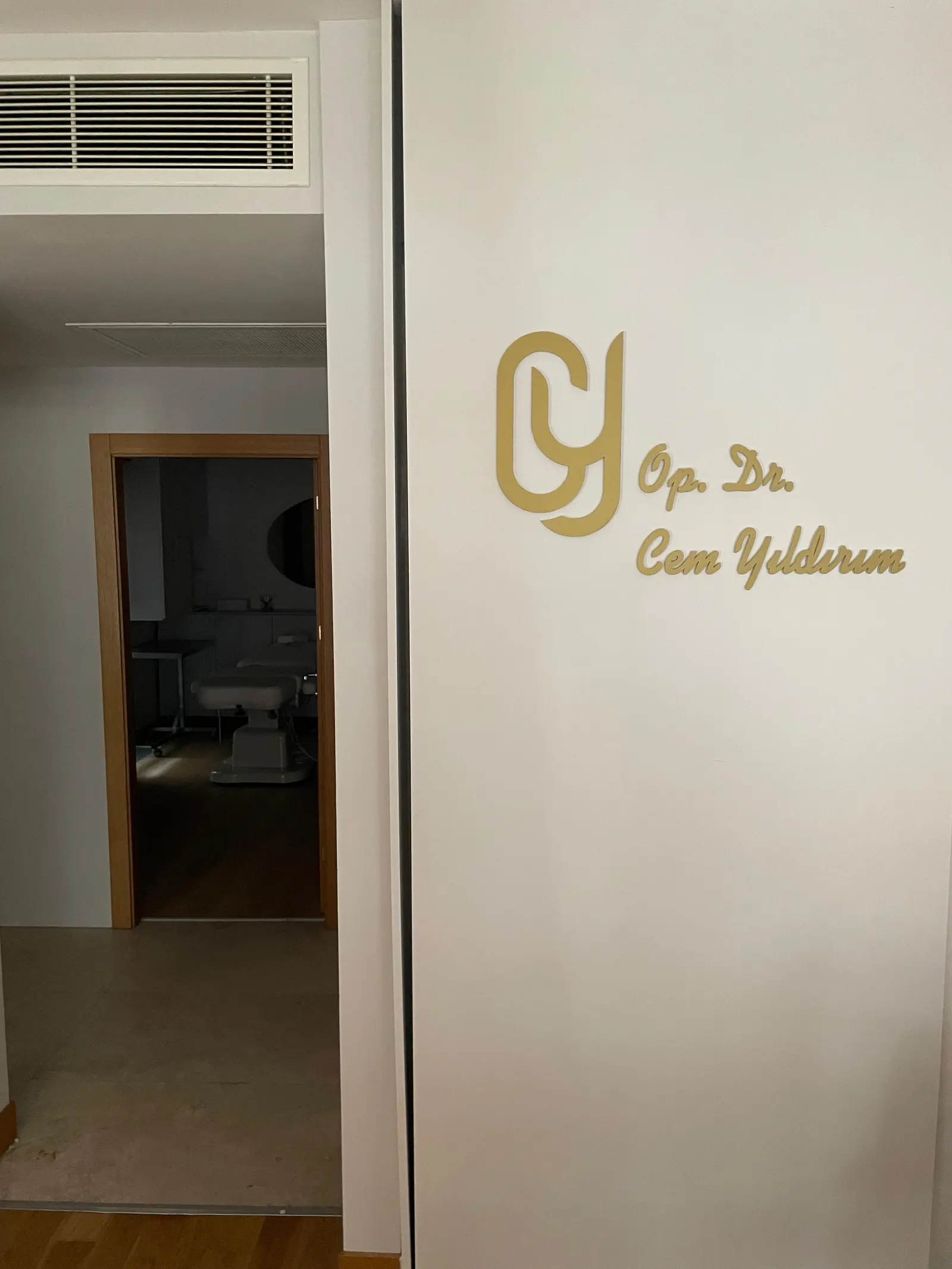 Clinic-provided photograph of Assoc. Prof. Dr Mehmet Emin Cem Yıldırım