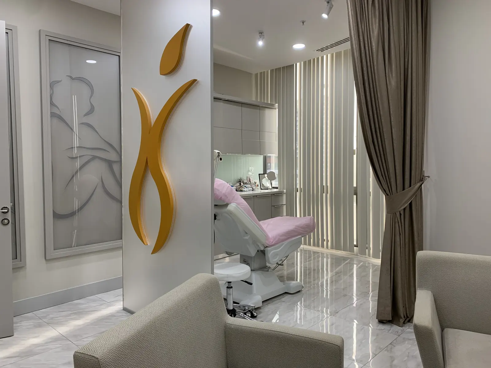 Clinic-provided photograph of Dr İsmail Mithat Akan