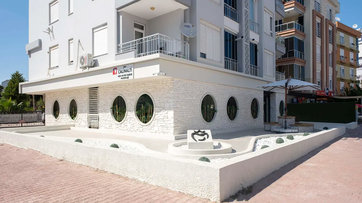 Clinic-provided photograph of Calinalti Dental Clinic