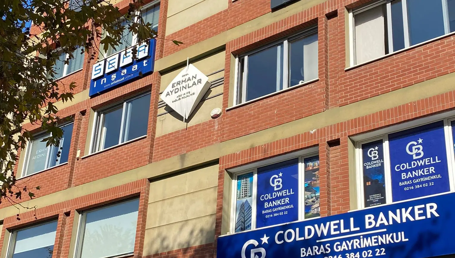 Clinic-provided photograph of Erhan Aydınlar Dental Clinic