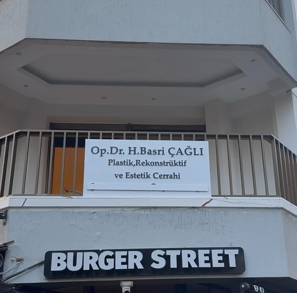 Von der Klinik bereitgestelltes Foto von Dr. Hasan Basri Çağlı