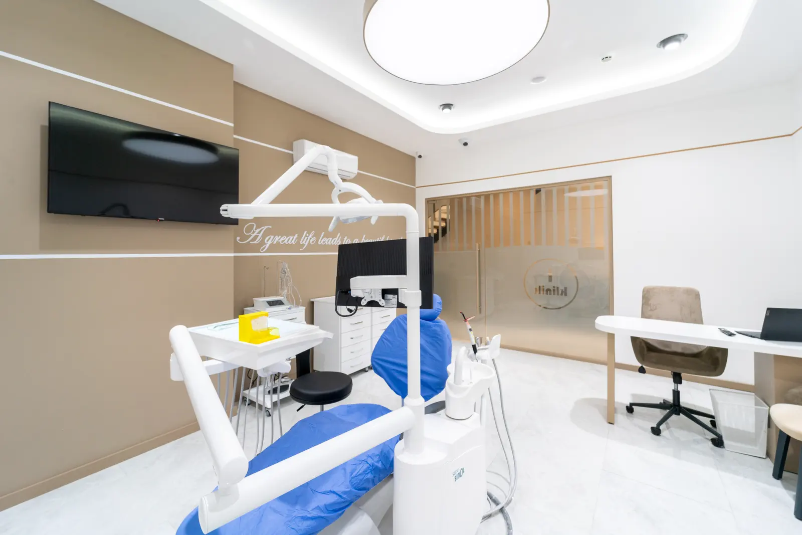 Clinic-provided photograph of Universal Dental Turkey
