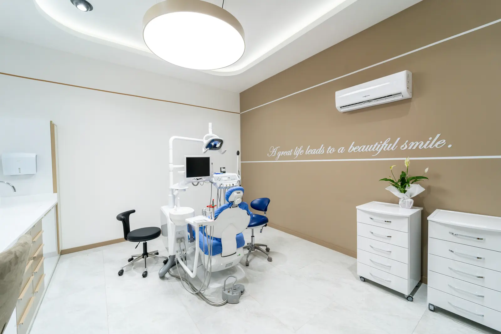 Clinic-provided photograph of Universal Dental Turkey
