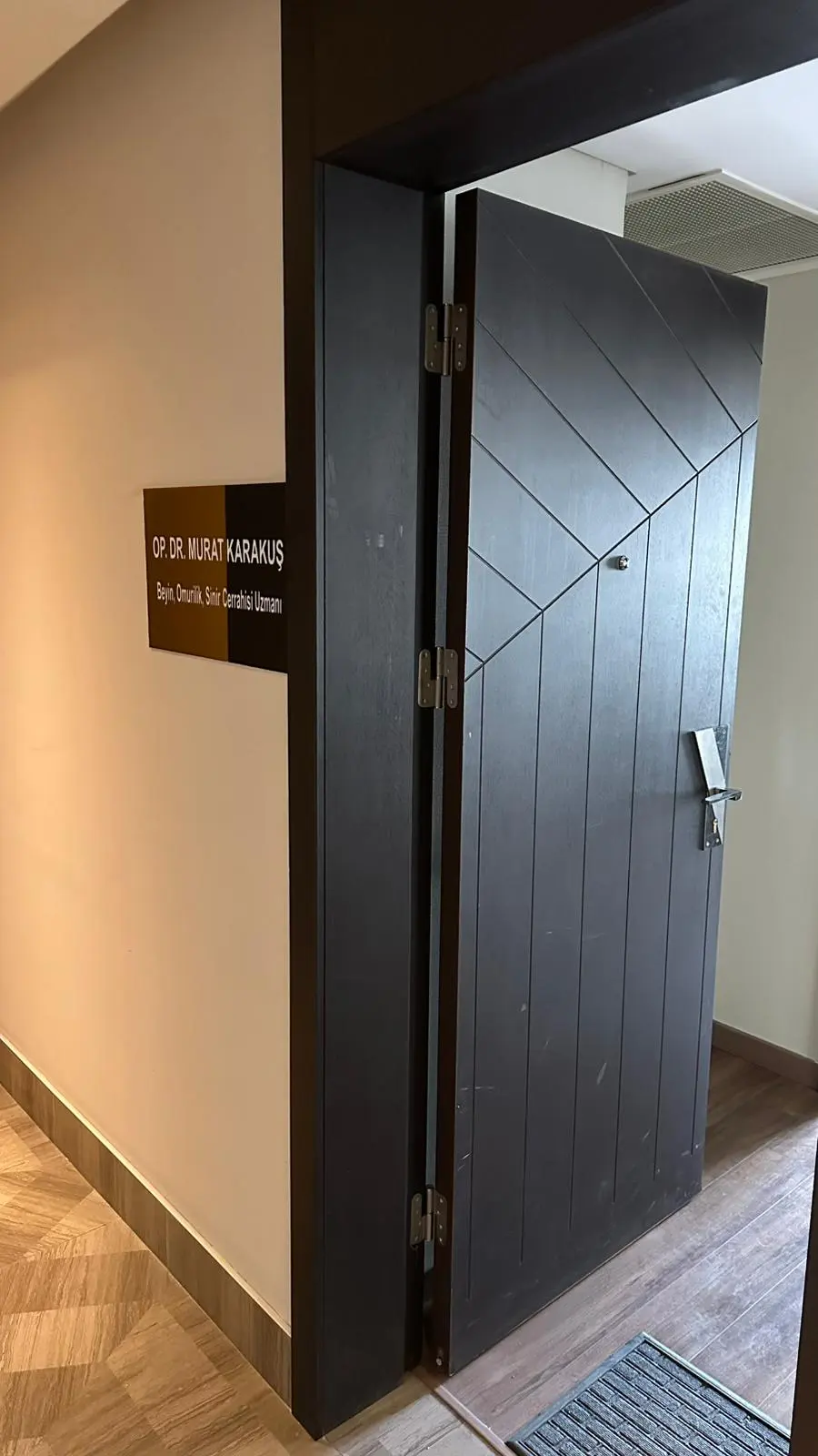 Von der Klinik bereitgestelltes Foto von Dr. Murat Karakuş