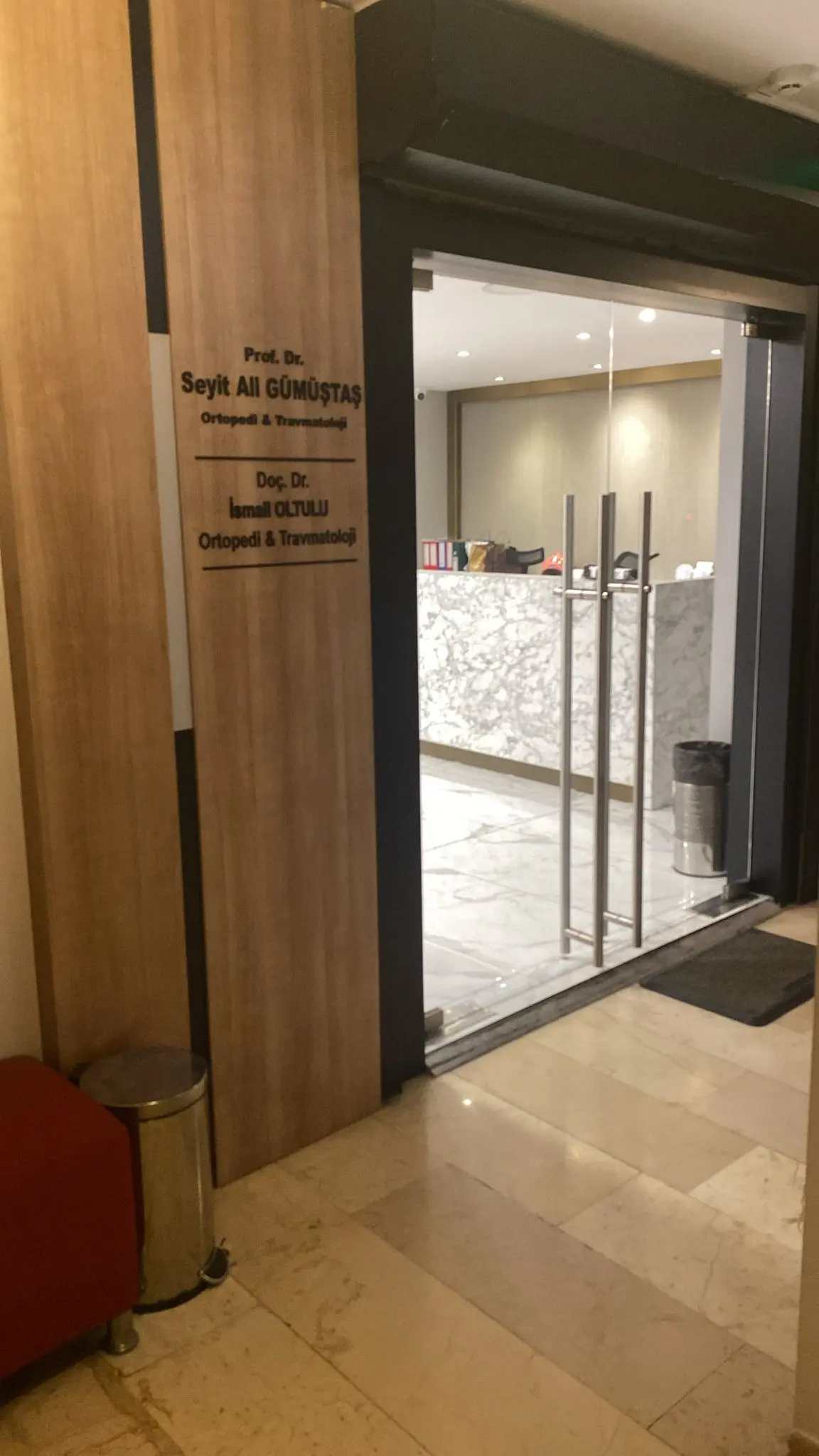 Clinic-provided photograph of Prof. Dr İsmail Oltulu