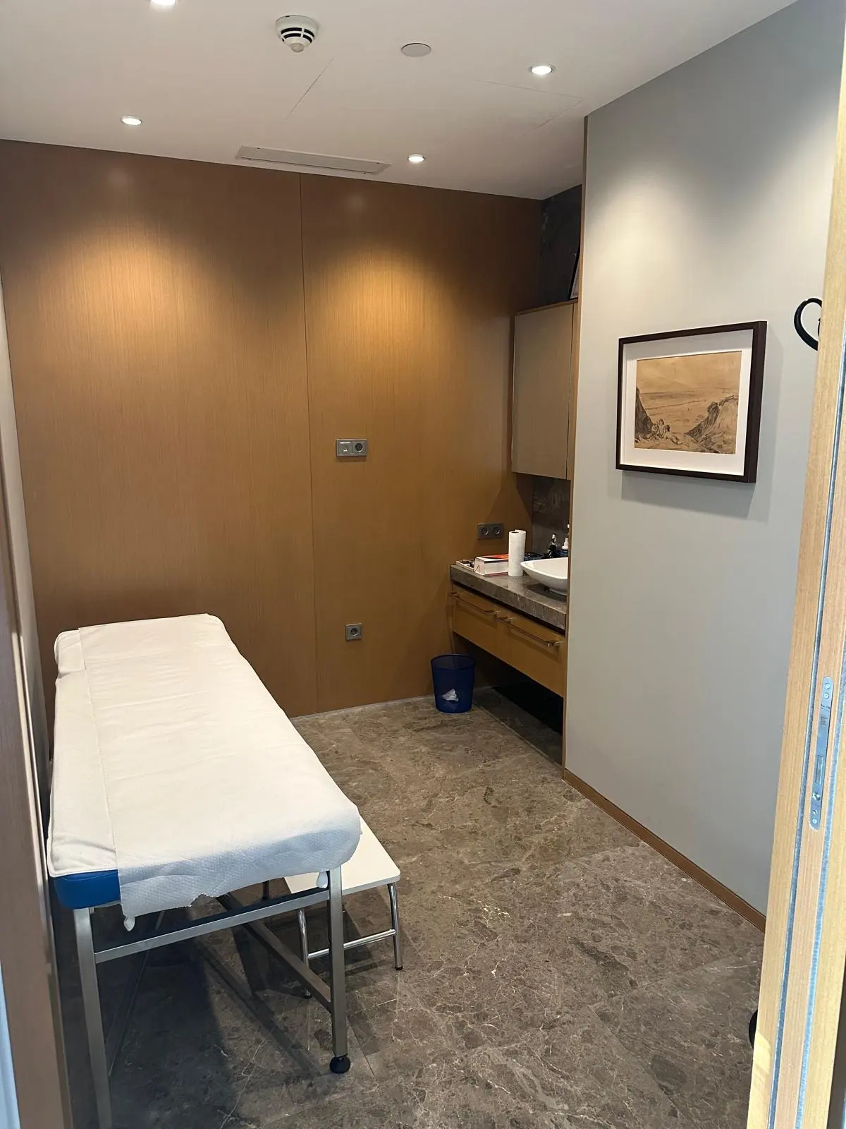 Clinic-provided photograph of Dr Yunus Aydın
