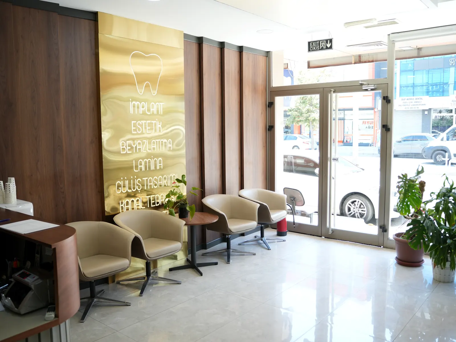Clinic-provided photograph of Izmir Dent