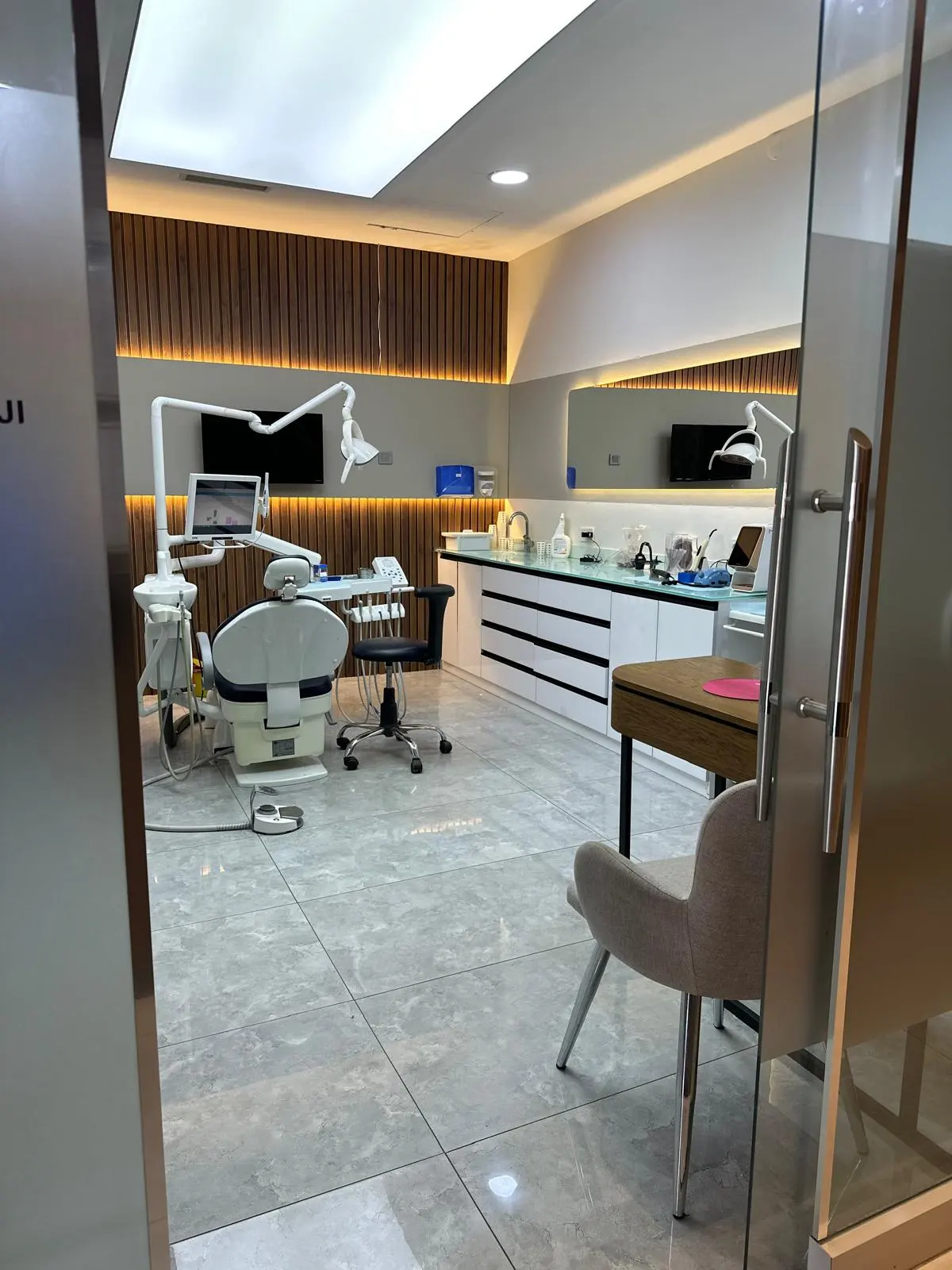 Clinic-provided photograph of Izmir Dent