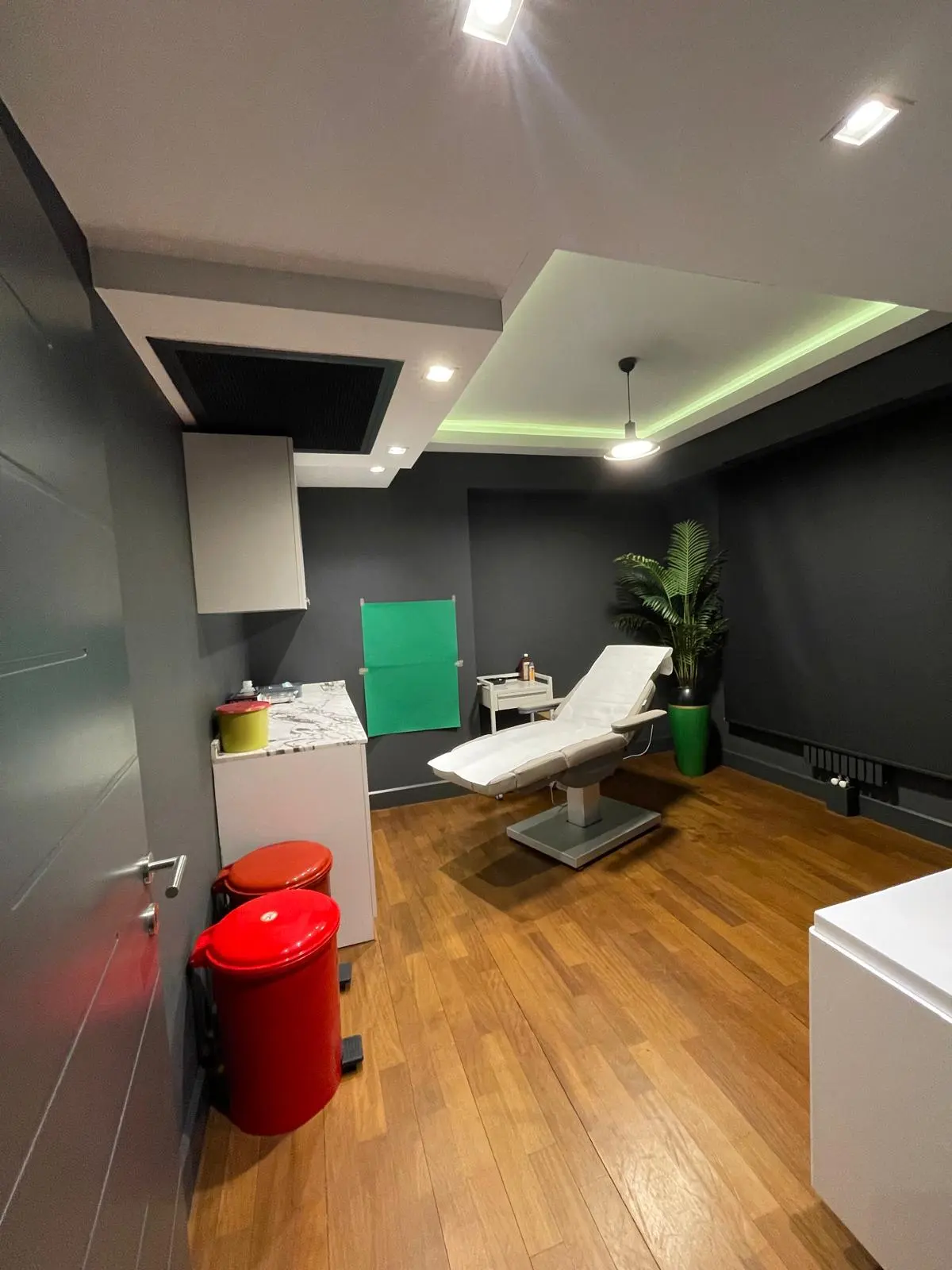 Clinic-provided photograph of Dr Oğuzhan Demirel